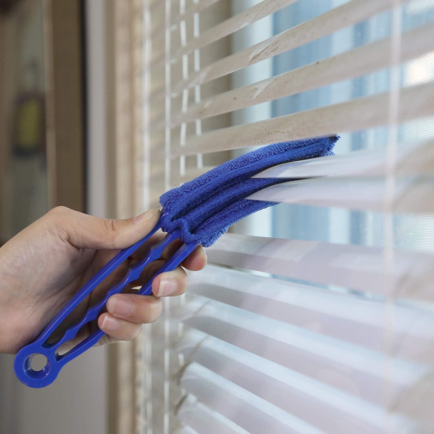 Hiware Window Blind Cleaner Duster Brush with 5 Microfiber Sleeves – Blue