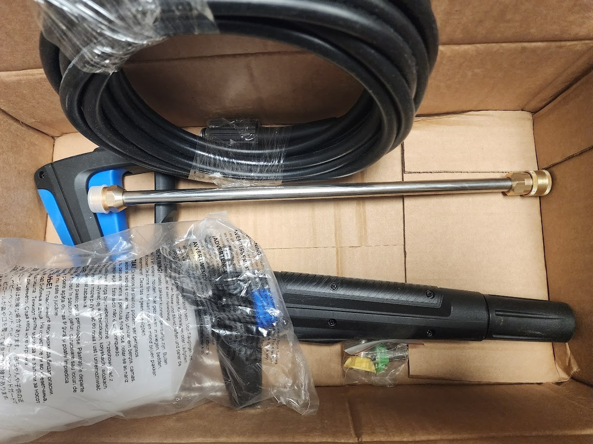 BRAND NEW Pressure washing gun and hose with 2 tips