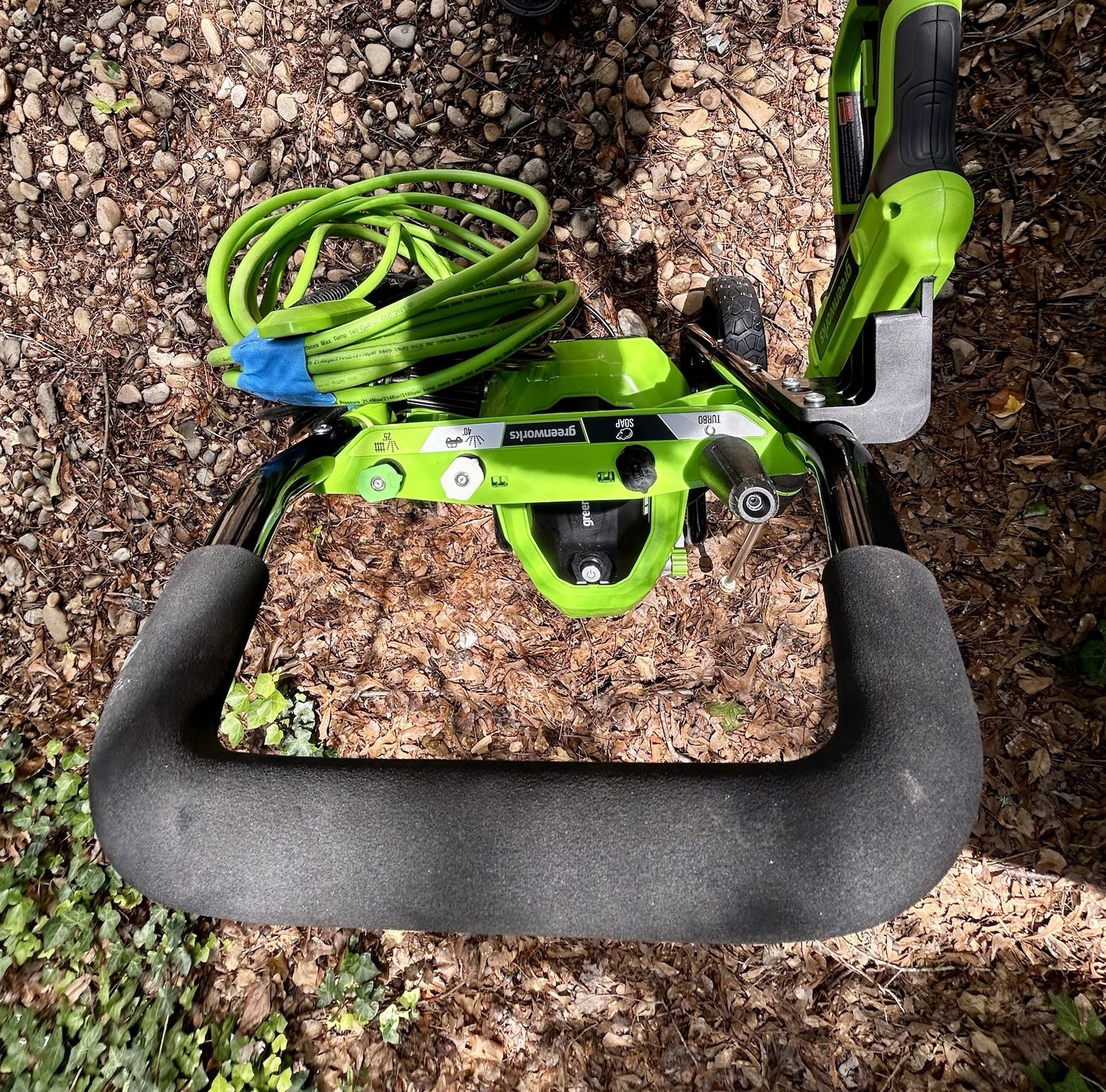 Greenworks 2200-PSI 1.2-GPM Cold Water Electric Pressure washer with 4 Spray Tip