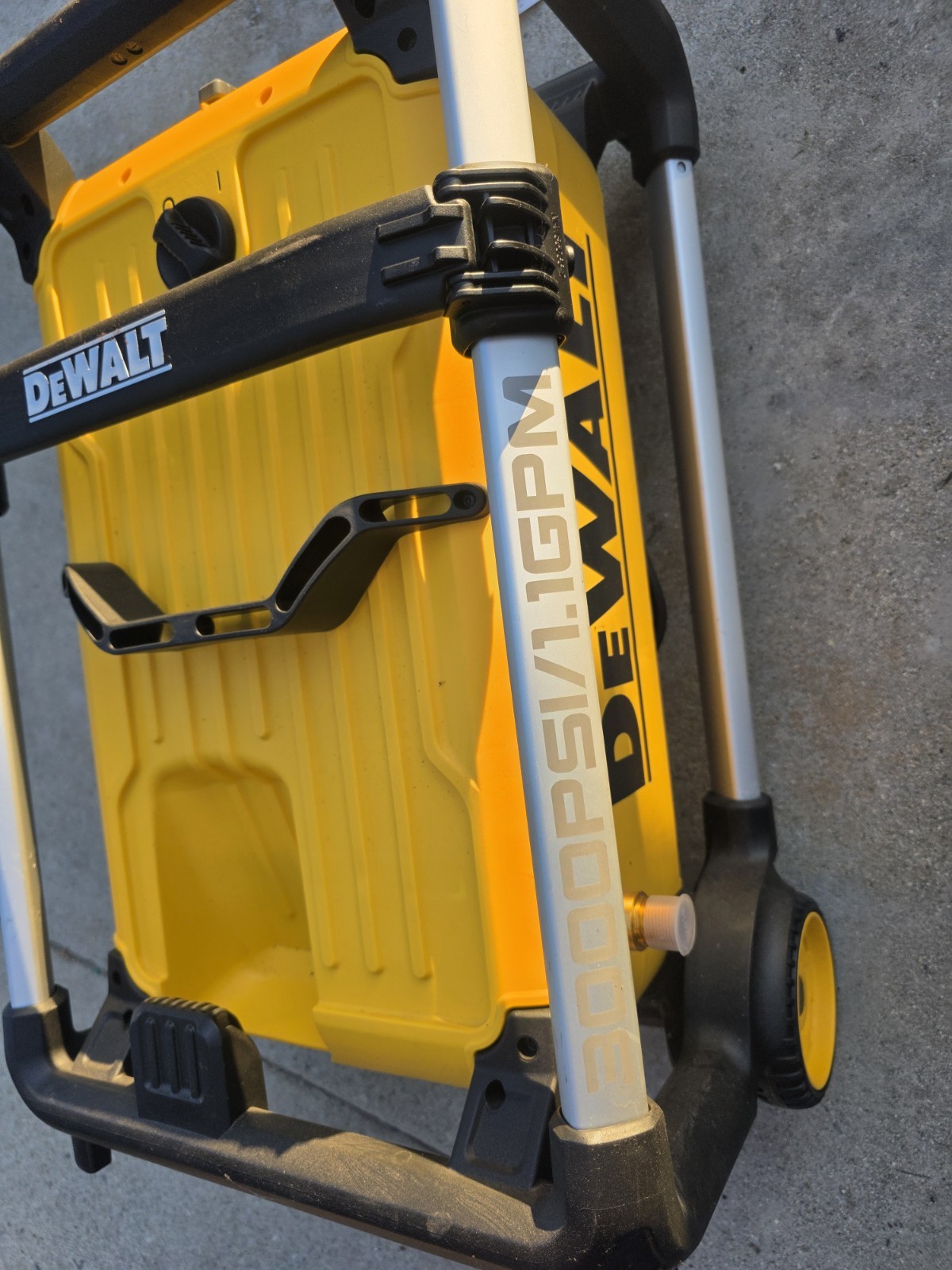 DEWALT DWPW3000 3000-MAX PSI 1.1-GPM Brushless Electric Pressure Washer