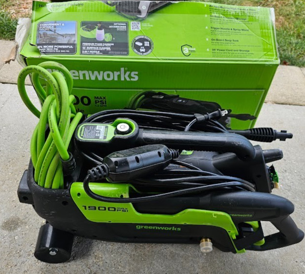Greenworks 1900-PSI 1.2-GPM Cold Water Electric Pressure washer with Spray Tips