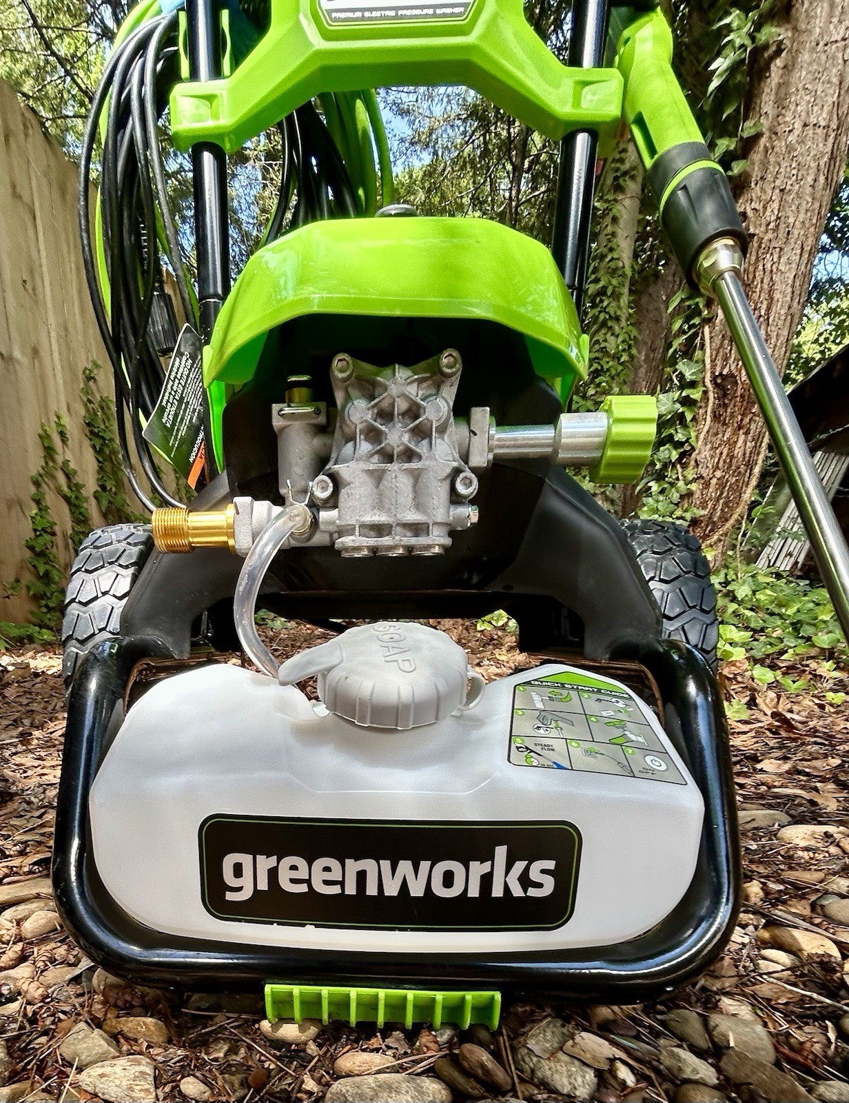 Greenworks 2200-PSI 1.2-GPM Cold Water Electric Pressure washer with 4 Spray Tip