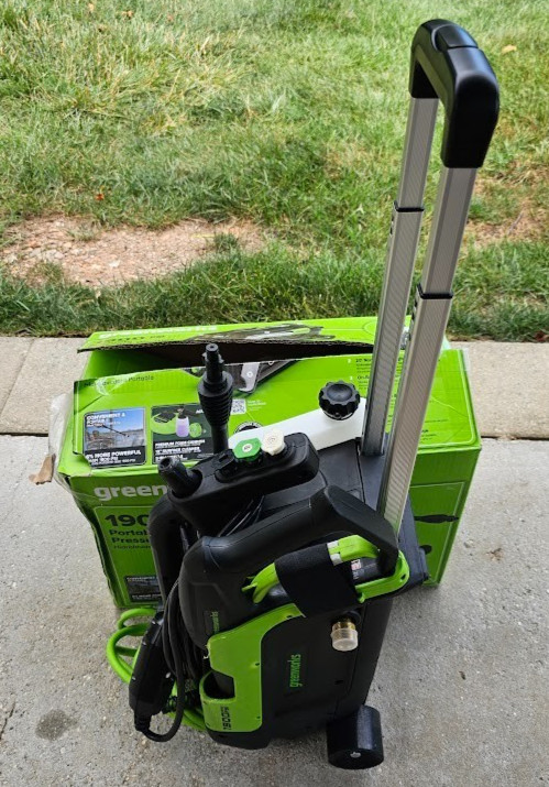 Greenworks 1900-PSI 1.2-GPM Cold Water Electric Pressure washer with Spray Tips