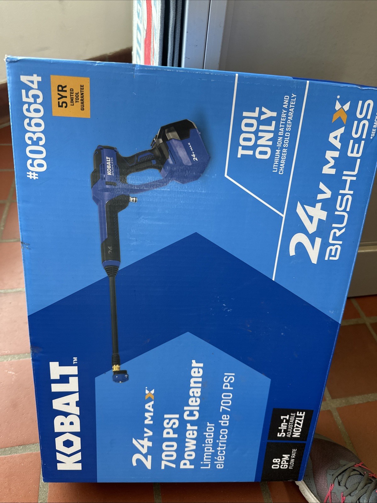 Kobalt 700-PSI 0.8-GPM Cold Water Battery Outdoor power cleaner with 1 Spray Tip
