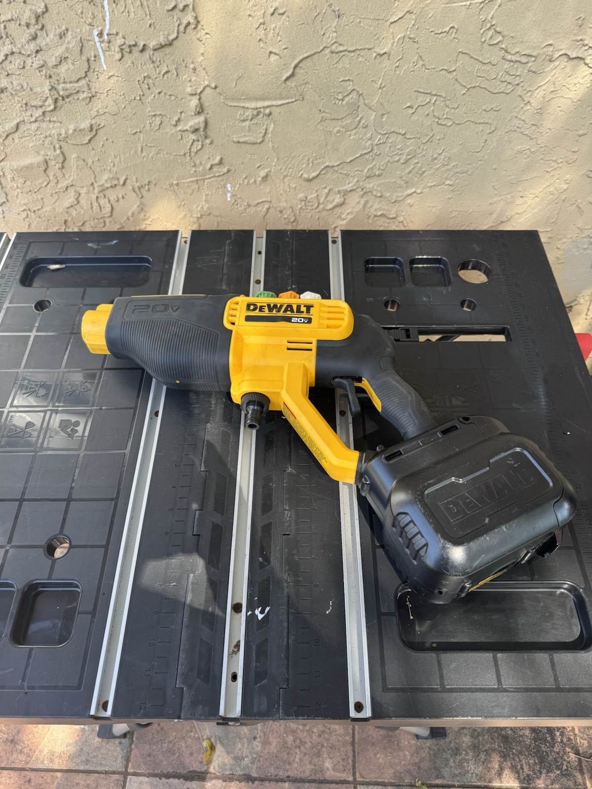 DEWALT 20V MAX 550 PSI Cold Water Pressure Washer (Tool only) (DCPW550B)