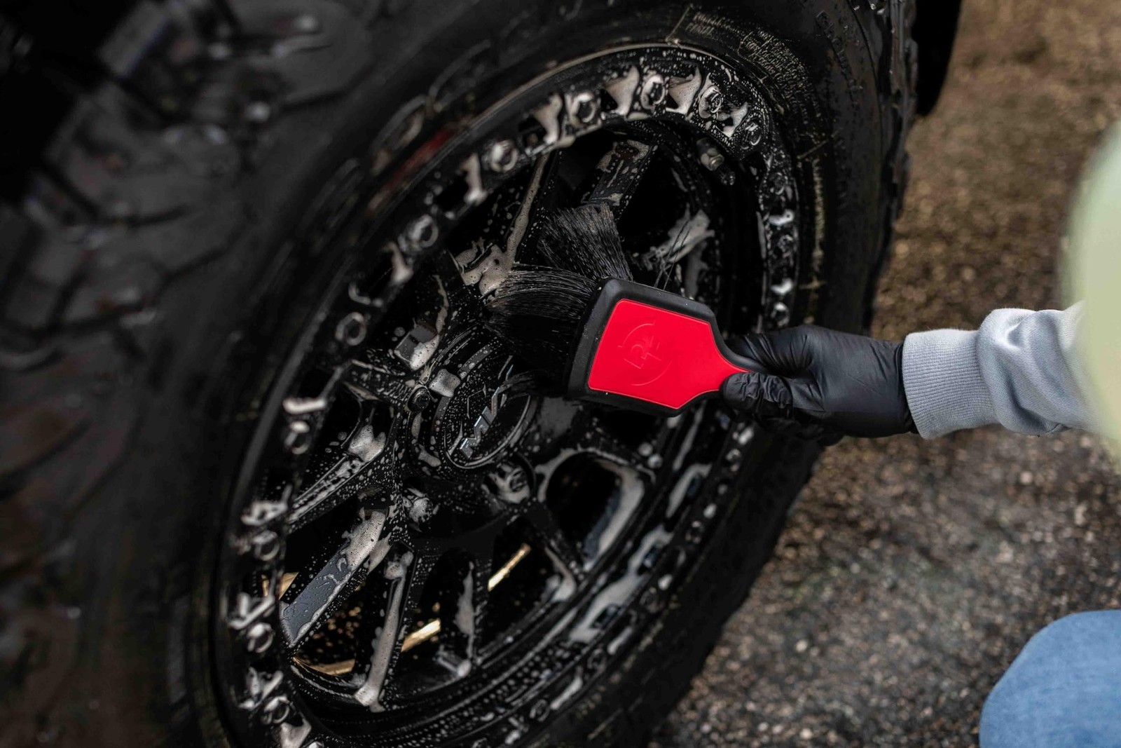 Detail Factory – ProGrip Wheel Face Brush – Ergonomic Red & Black
