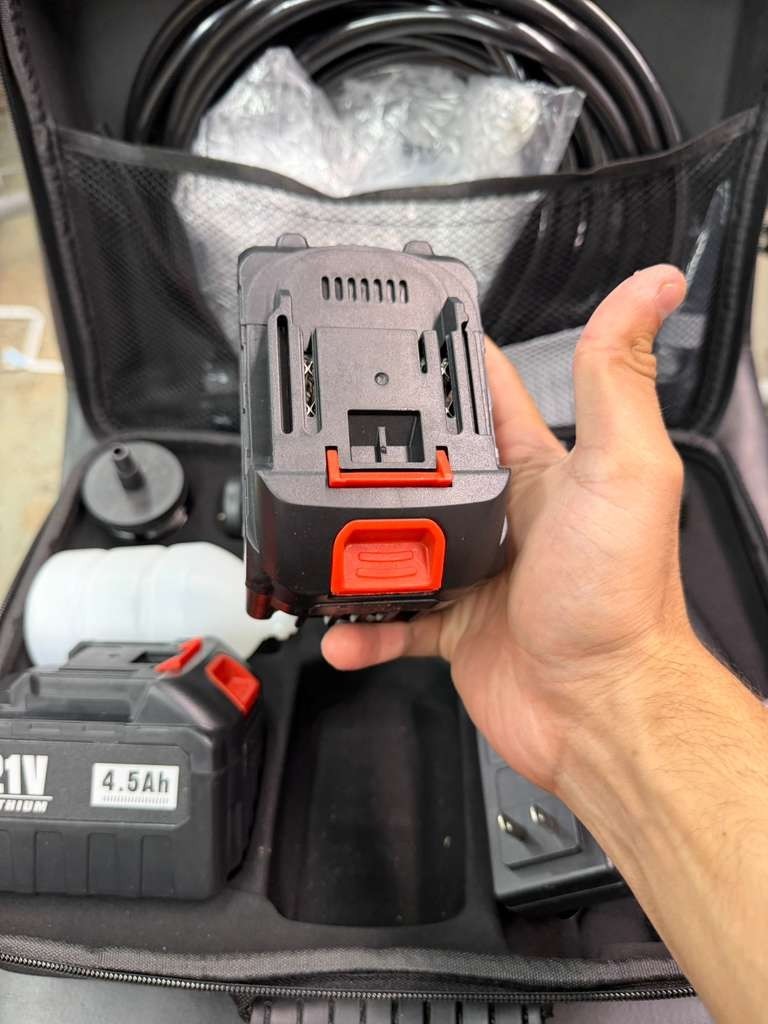 Cordless Bucket-Fed Pressure Washer Powered by 2×21V 4.0Ah Battery 1350 PSI with