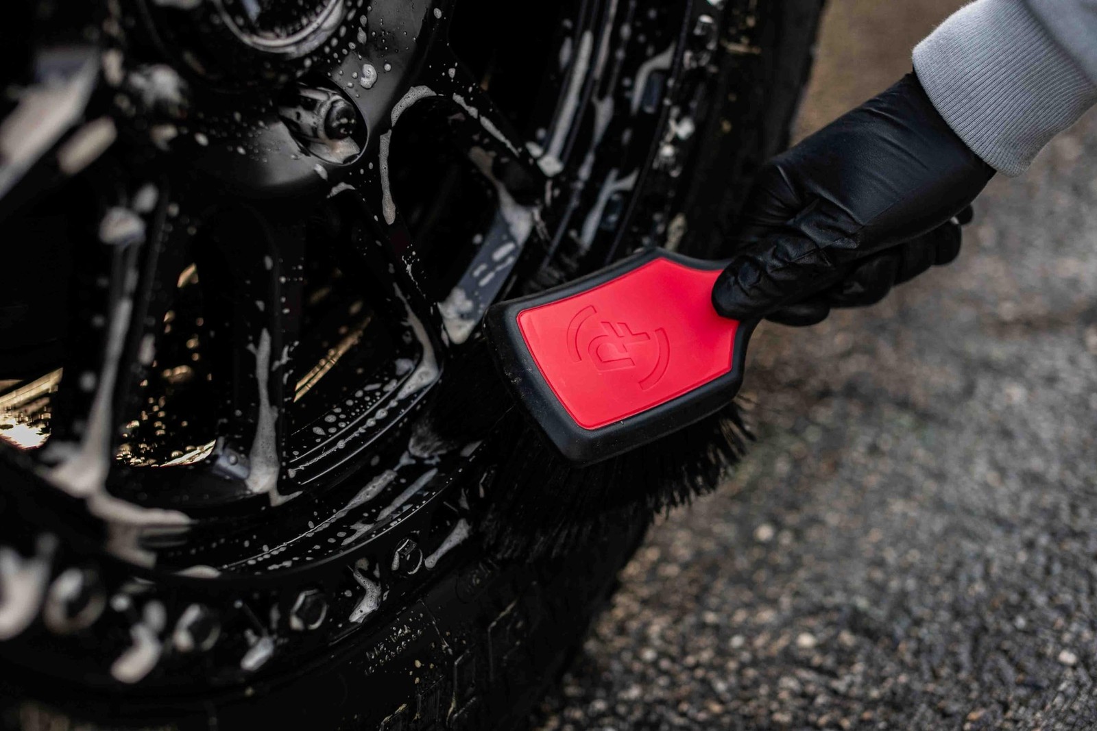 Detail Factory – ProGrip Wheel Face Brush – Ergonomic Red & Black