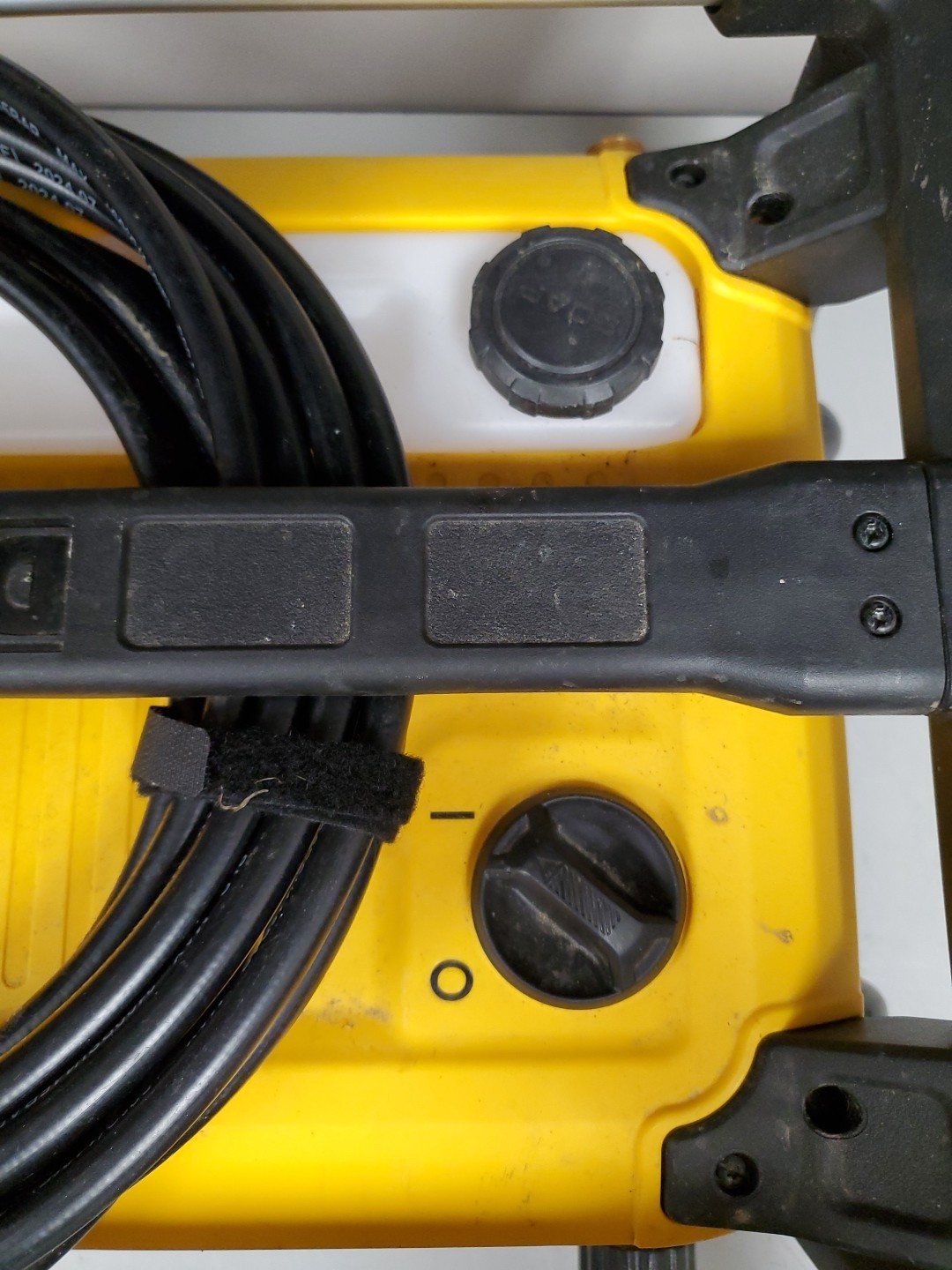 DeWALT (DWPW2100) 2100 PSI 1.2 GPM 13 Amp Pressure Washer (FOR PARTS ONLY)