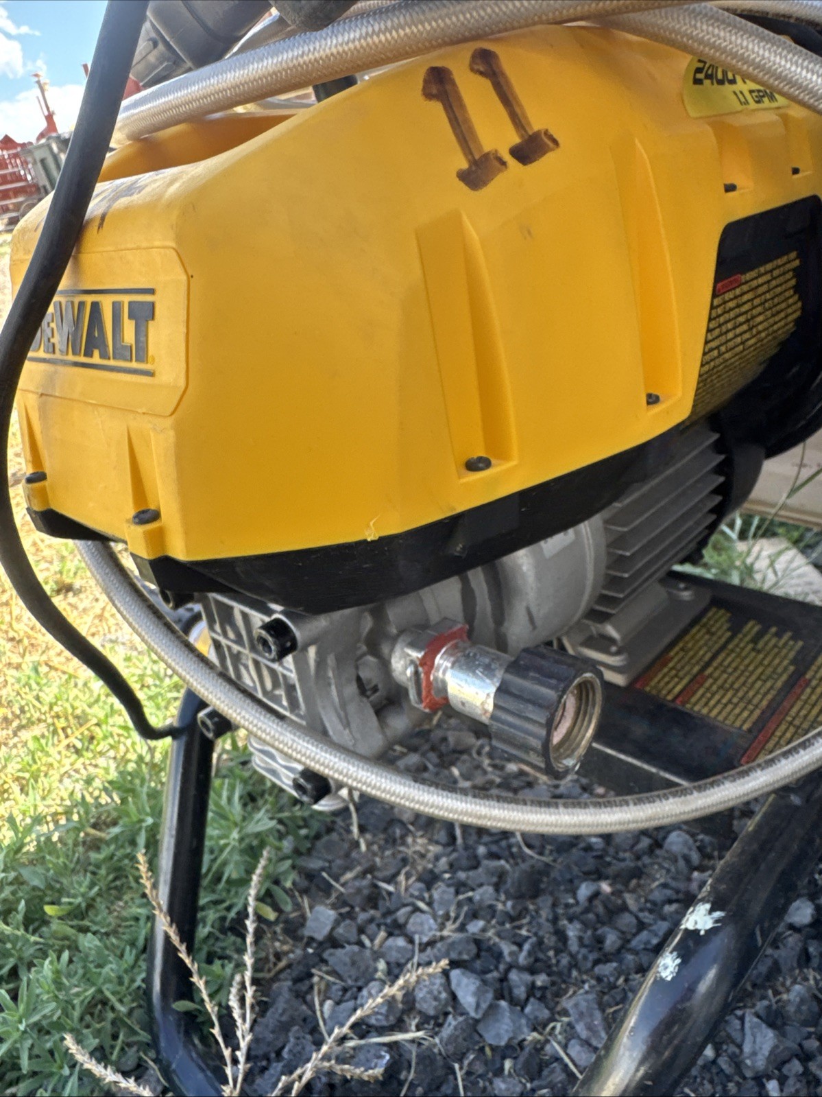 DEWALT 2400 PSI 1.1 GPM Corded Electric Cold Water Washer w/ Wand Tips