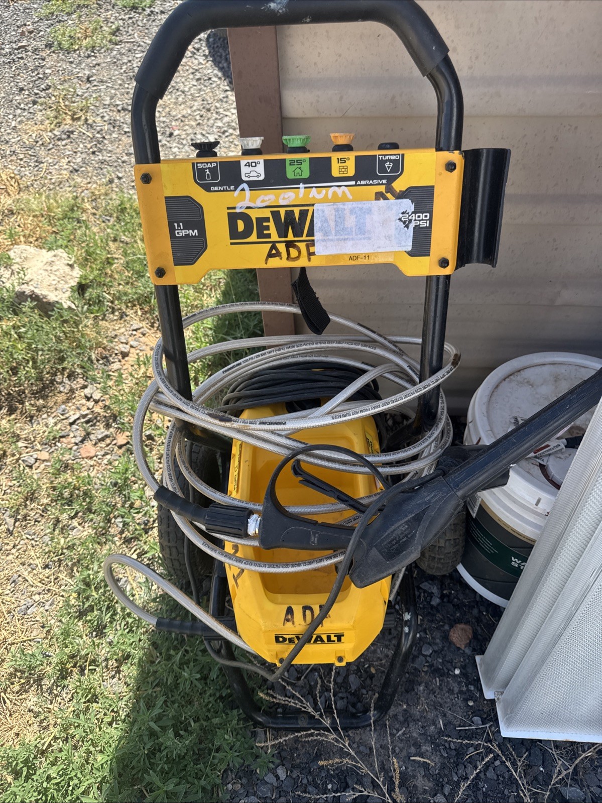 DEWALT 2400 PSI 1.1 GPM Corded Electric Cold Water Washer w/ Wand Tips