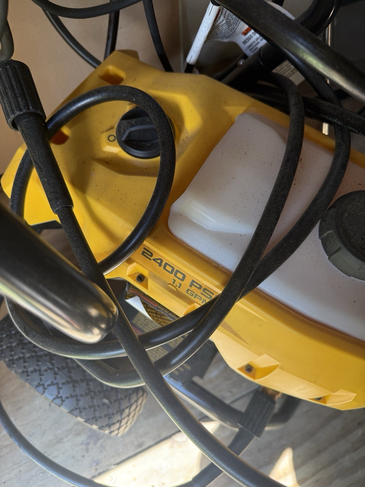 DEWALT 2400 PSI 1.1 GPM Corded Electric Cold Water Washer w/ Wand Tips