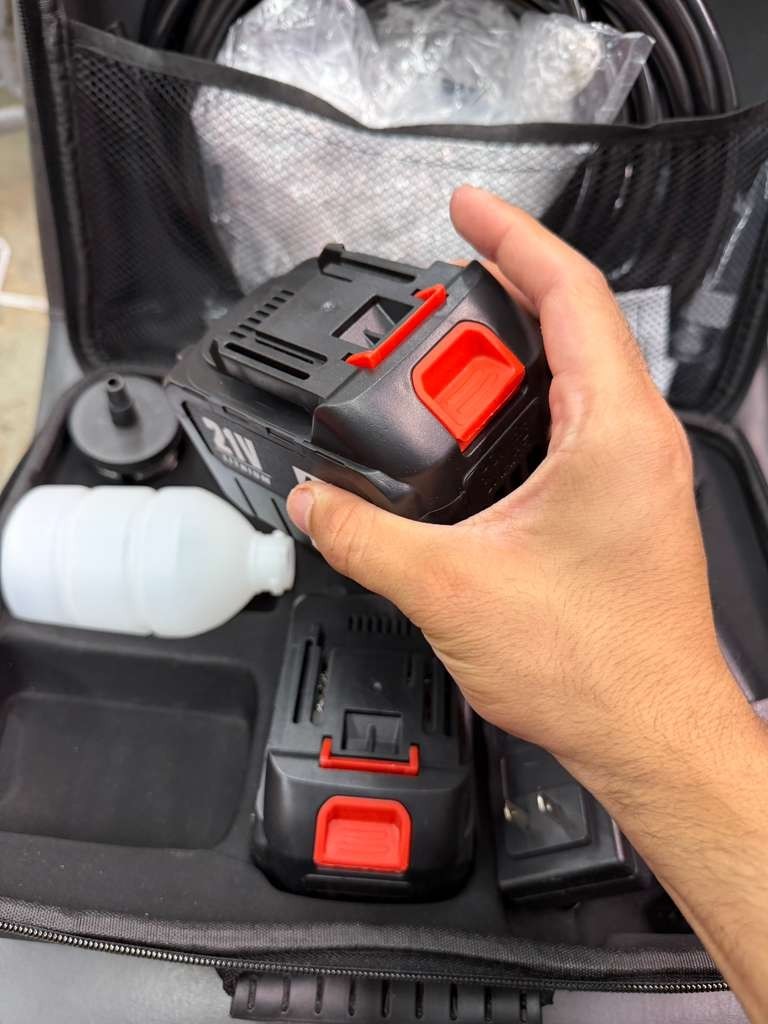 Cordless Bucket-Fed Pressure Washer Powered by 2×21V 4.0Ah Battery 1350 PSI with
