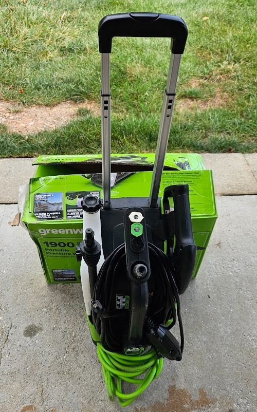 Greenworks 1900-PSI 1.2-GPM Cold Water Electric Pressure washer with Spray Tips