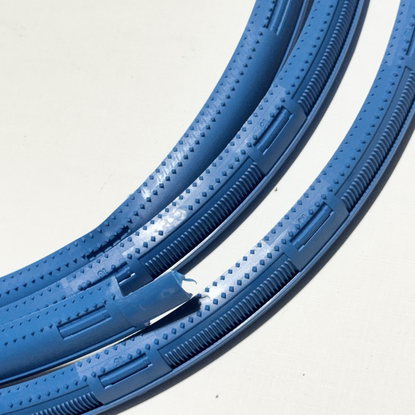 AlloyGator Blue Rim Protector for Car Wheels Fits 12-24 Wheel Diameter Listing A