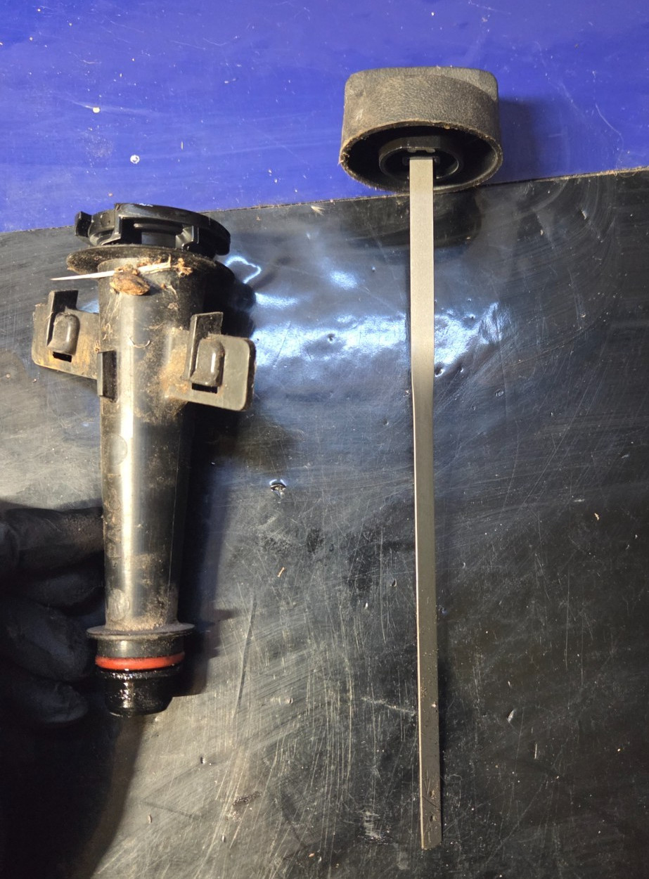 Briggs & Stratton Dipstick & Tube Assembly OEM#596092
