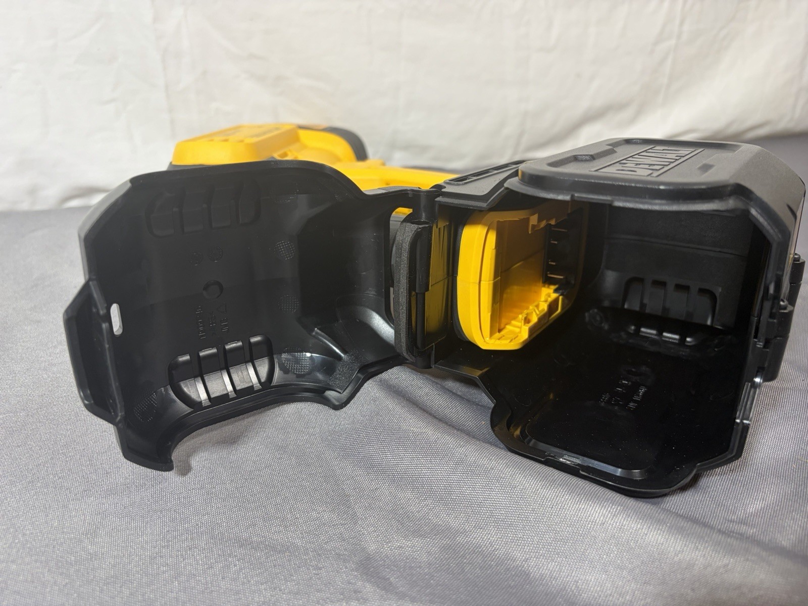 DEWALT 20V MAX 550 PSI 1.0 GPM Cold Water Cordless Battery Power Cleaner DCPW550