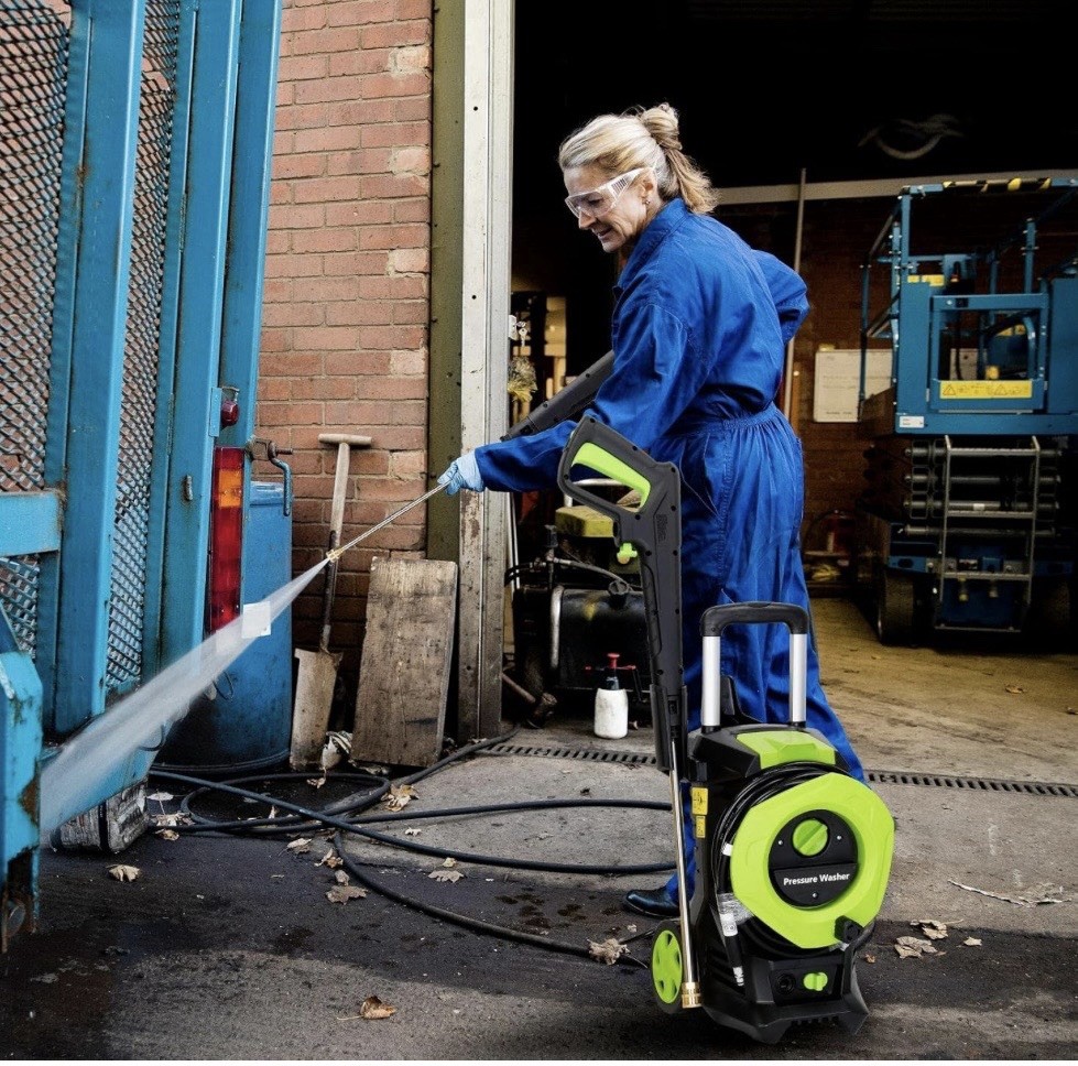 Green 2000 Watt Pressure Washer w/ 4 Interchangeable Nozzles & Soap Bottle New