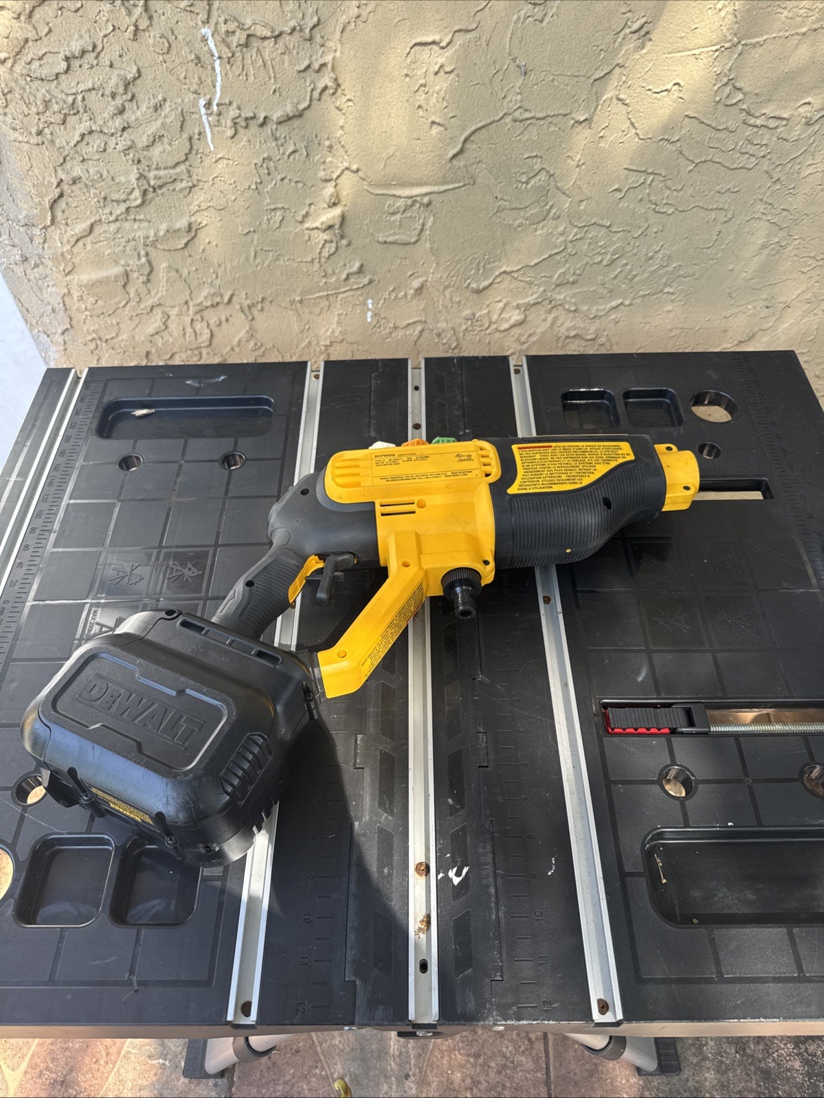 DEWALT 20V MAX 550 PSI Cold Water Pressure Washer (Tool only) (DCPW550B)