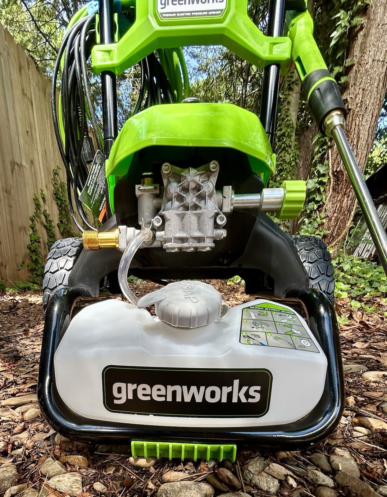 Greenworks 2200-PSI 1.2-GPM Cold Water Electric Pressure washer with 4 Spray Tip