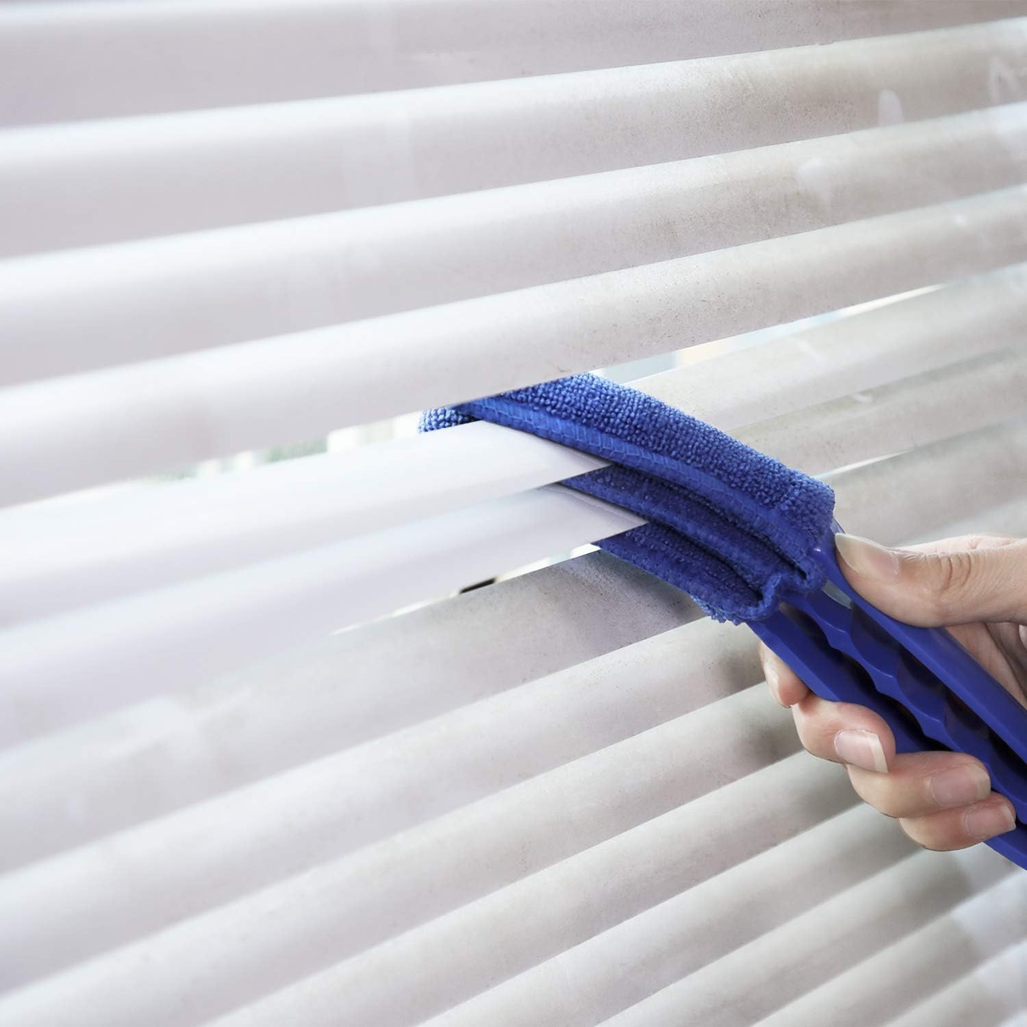 Hiware Window Blind Cleaner Duster Brush with 5 Microfiber Sleeves – Blue
