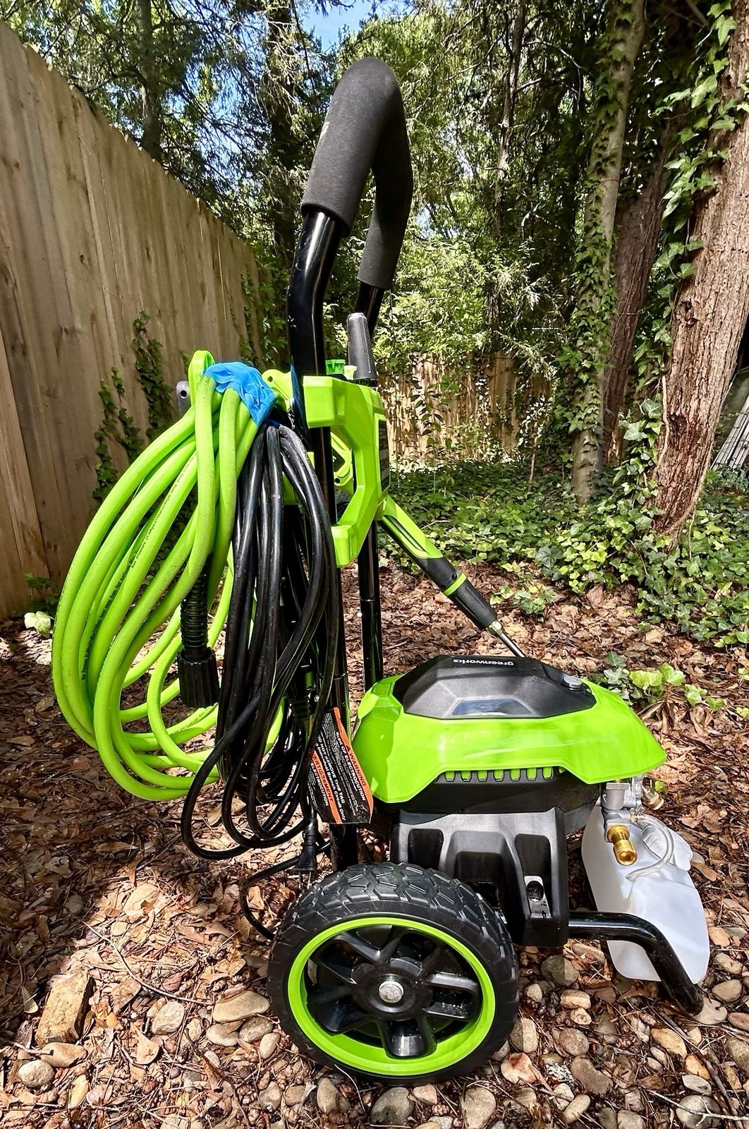 Greenworks 2200-PSI 1.2-GPM Cold Water Electric Pressure washer with 4 Spray Tip