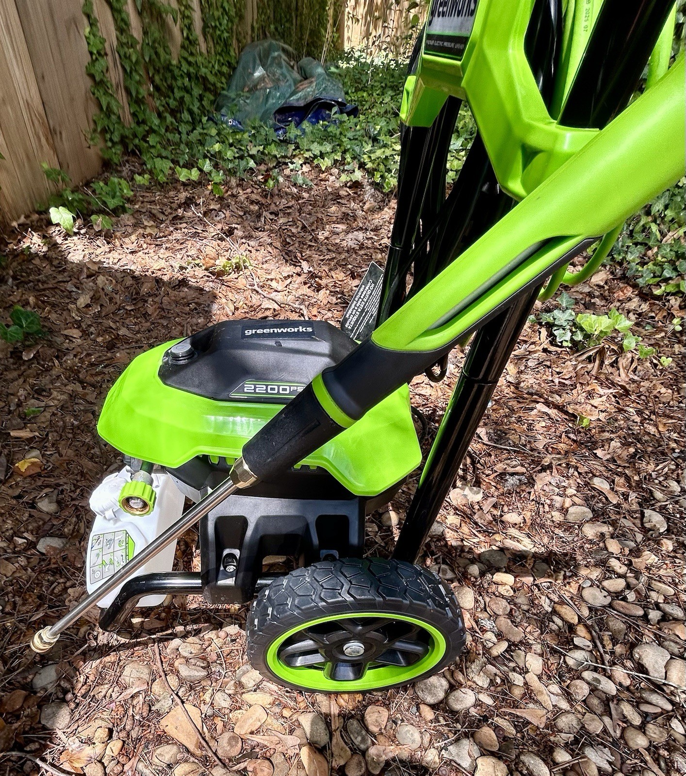 Greenworks 2200-PSI 1.2-GPM Cold Water Electric Pressure washer with 4 Spray Tip