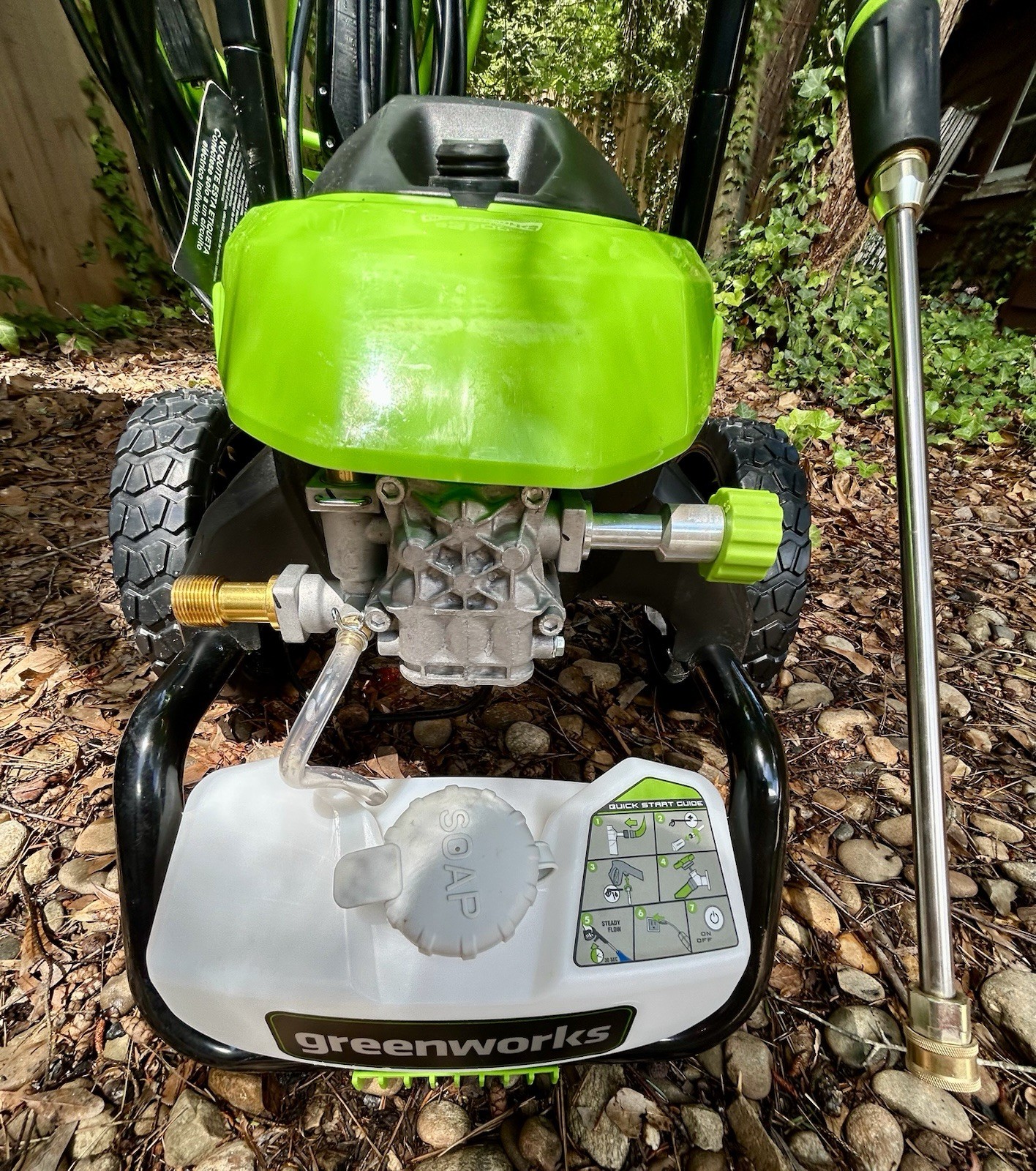Greenworks 2200-PSI 1.2-GPM Cold Water Electric Pressure washer with 4 Spray Tip