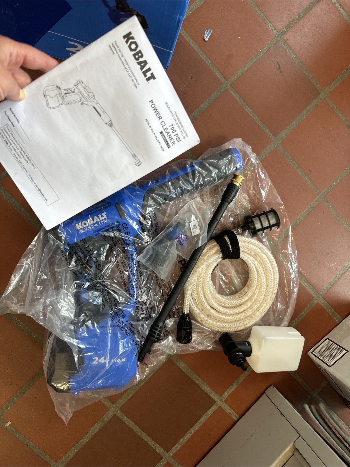 Kobalt 700-PSI 0.8-GPM Cold Water Battery Outdoor power cleaner with 1 Spray Tip