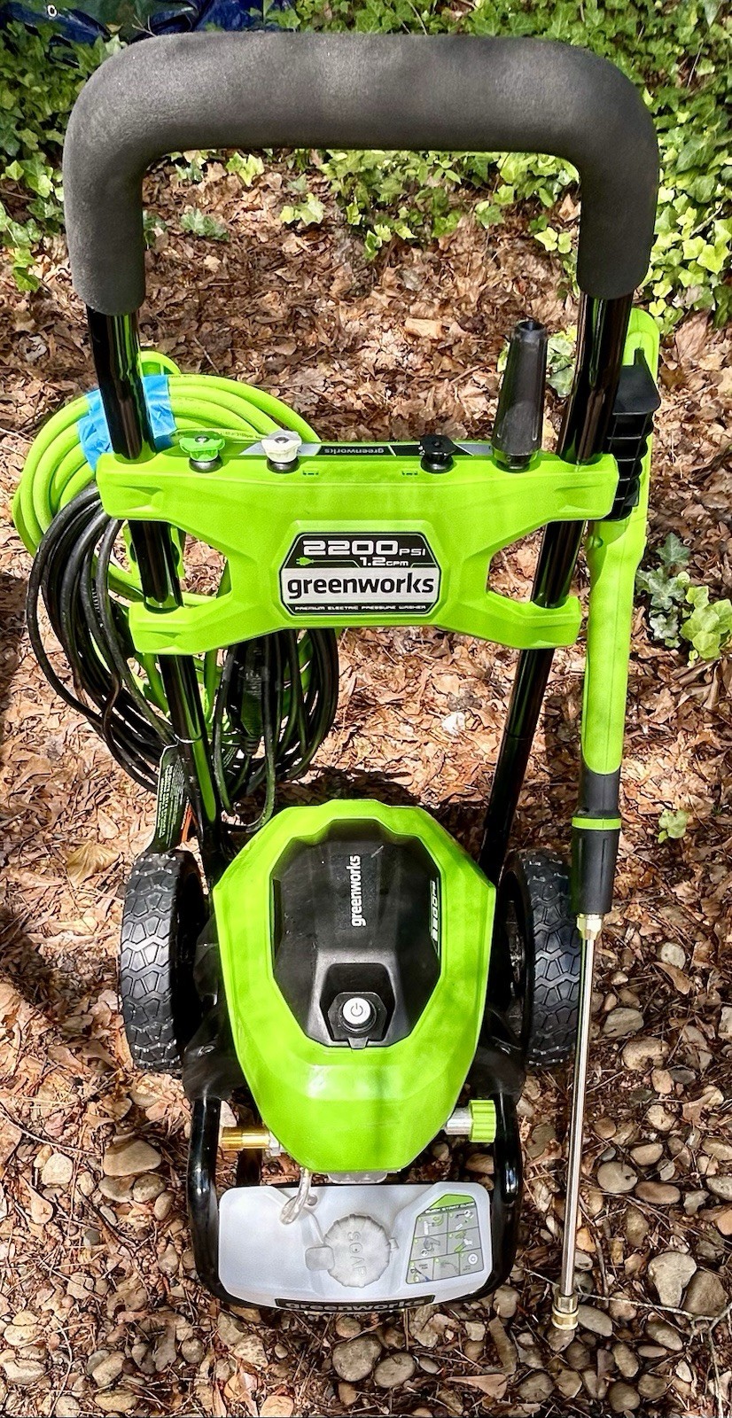 Greenworks 2200-PSI 1.2-GPM Cold Water Electric Pressure washer with 4 Spray Tip