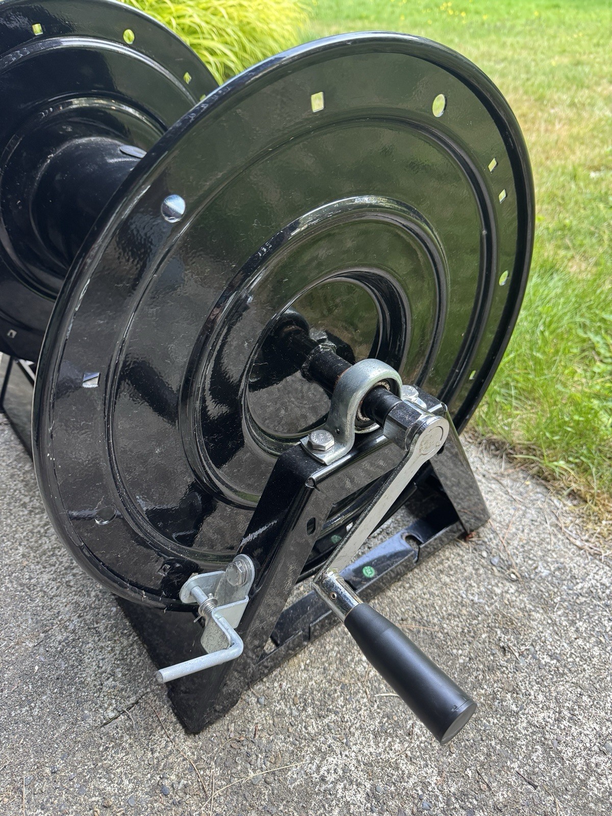 General Pump DHRA50300 3/8″ X 300′ Black Steel Hose Reel with Flat Sidewalls, A-