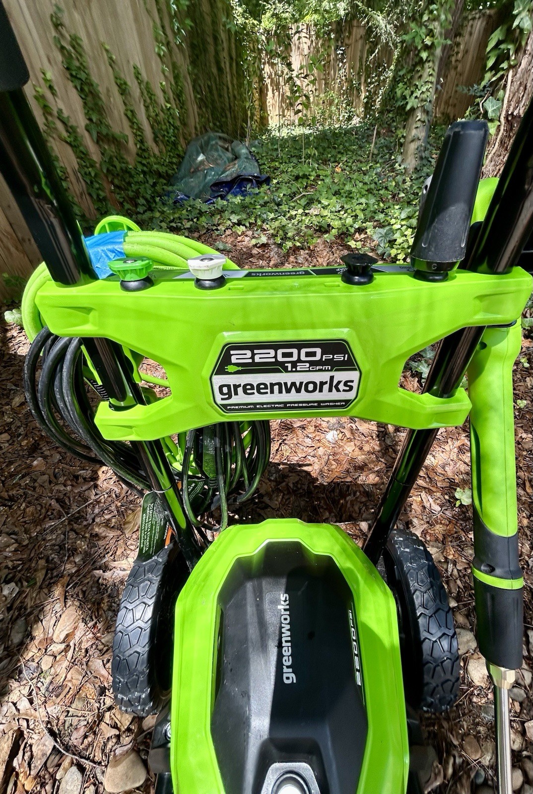 Greenworks 2200-PSI 1.2-GPM Cold Water Electric Pressure washer with 4 Spray Tip