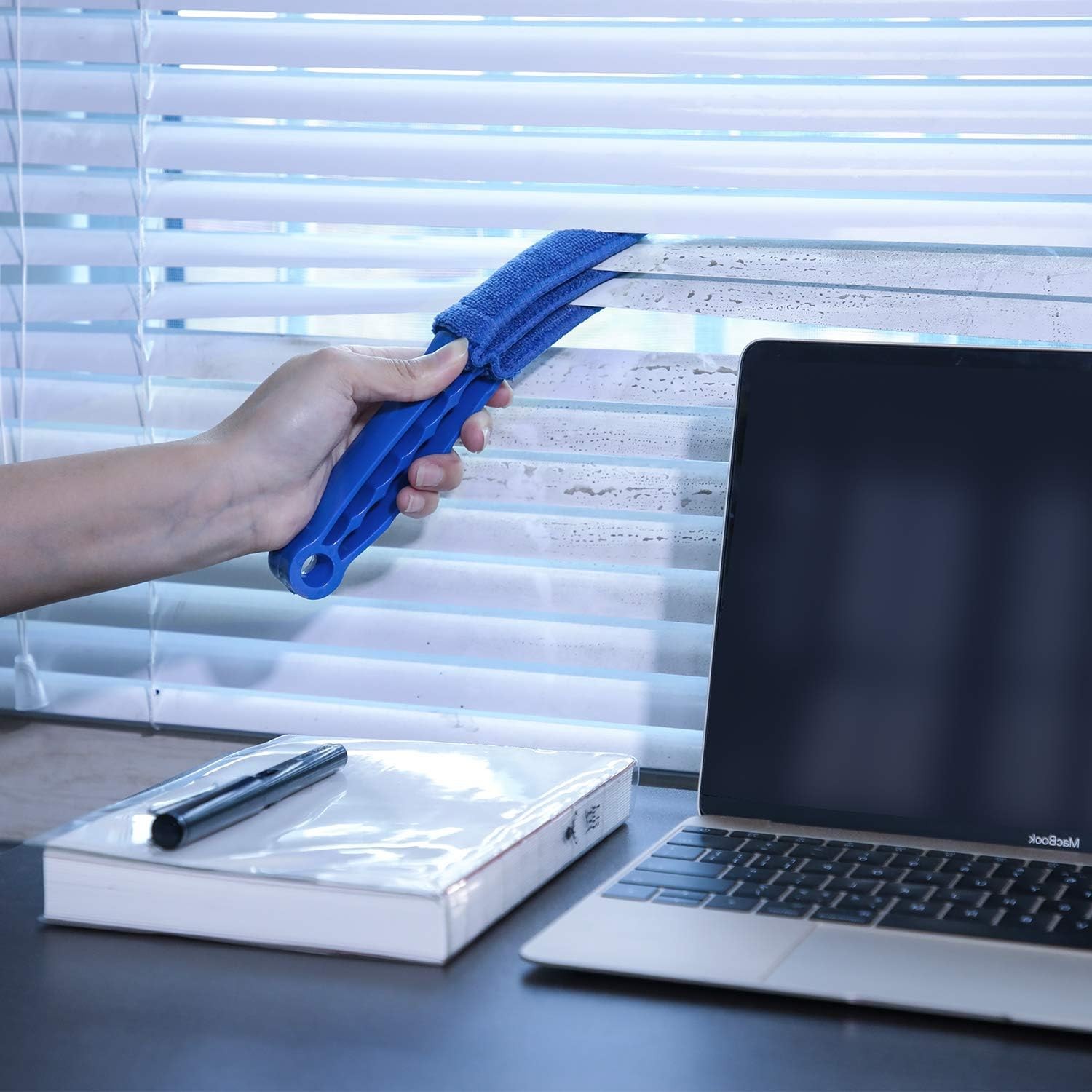 Hiware Window Blind Cleaner Duster Brush with 5 Microfiber Sleeves – Blue