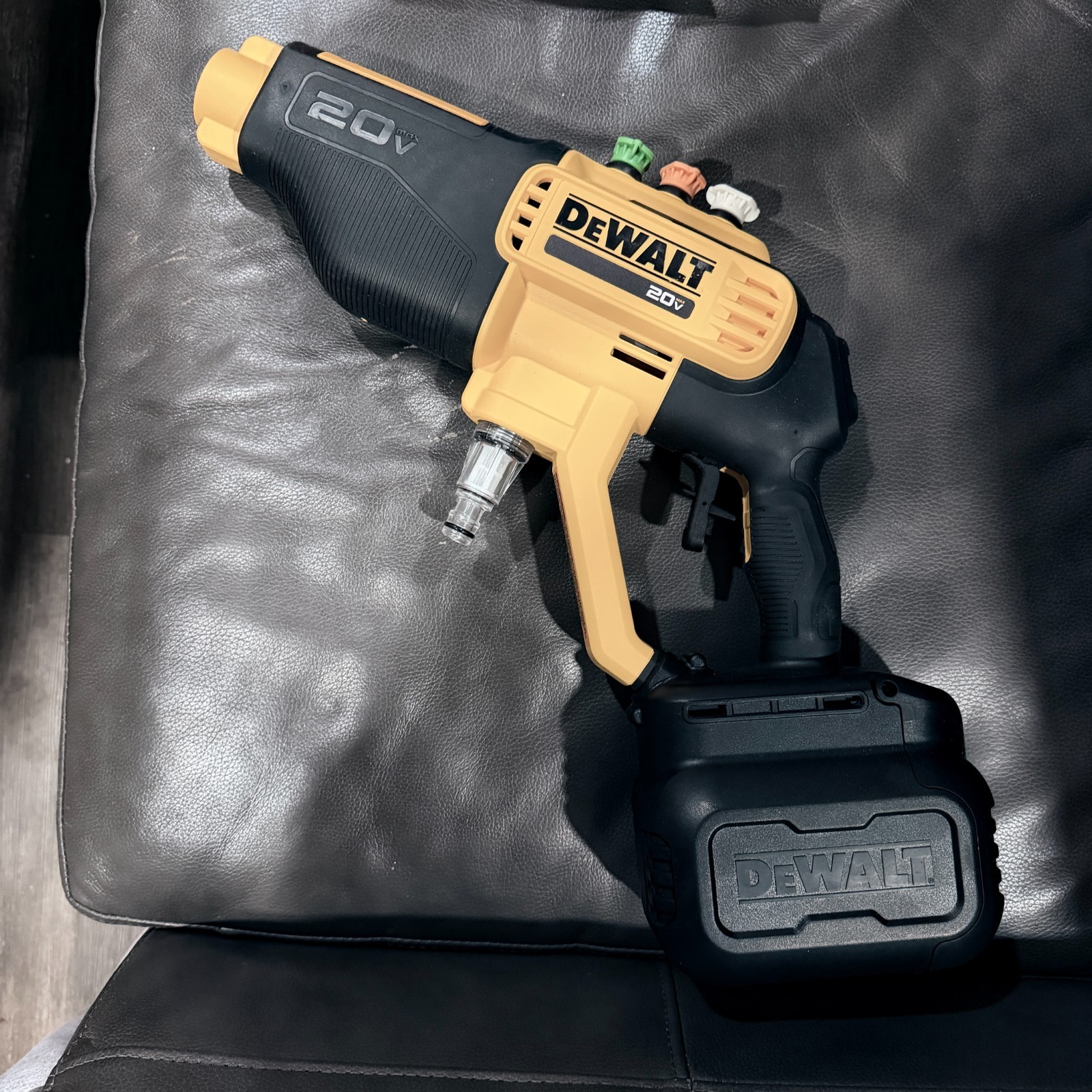 New OOB – DEWALT DCPW550 20V MAX 550 PSI Cordless Power Cleaner / Washer