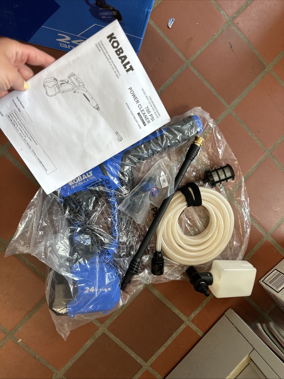 Kobalt 700-PSI 0.8-GPM Cold Water Battery Outdoor power cleaner with 1 Spray Tip