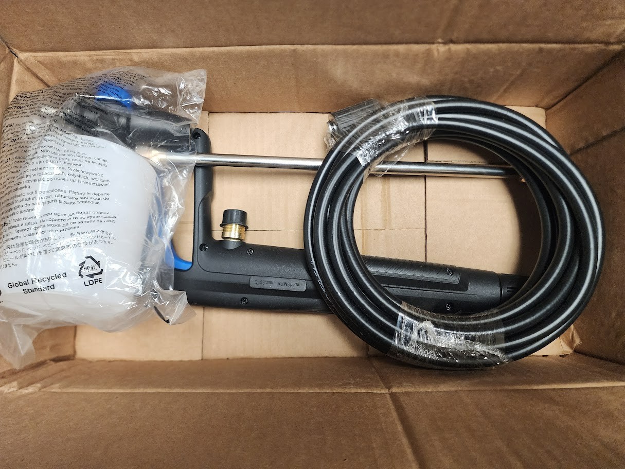 BRAND NEW Pressure washing gun and hose with 2 tips