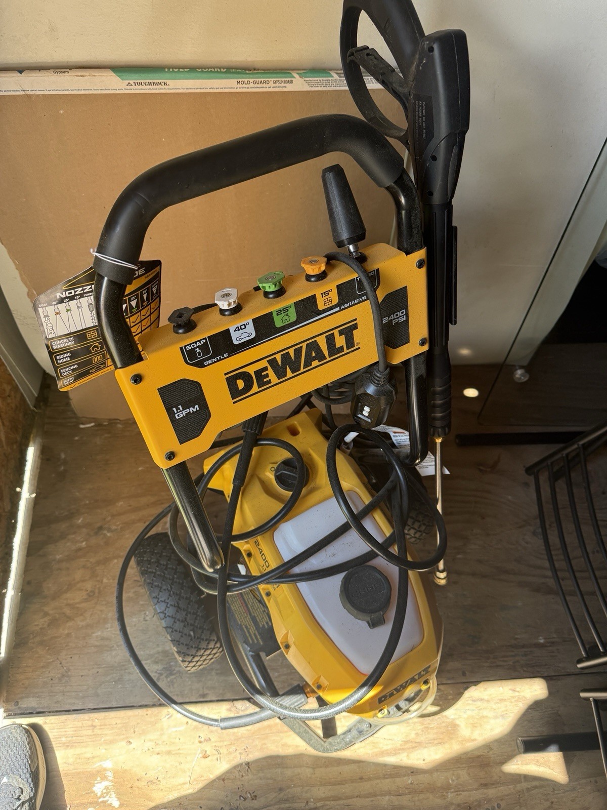 DEWALT 2400 PSI 1.1 GPM Corded Electric Cold Water Washer w/ Wand Tips